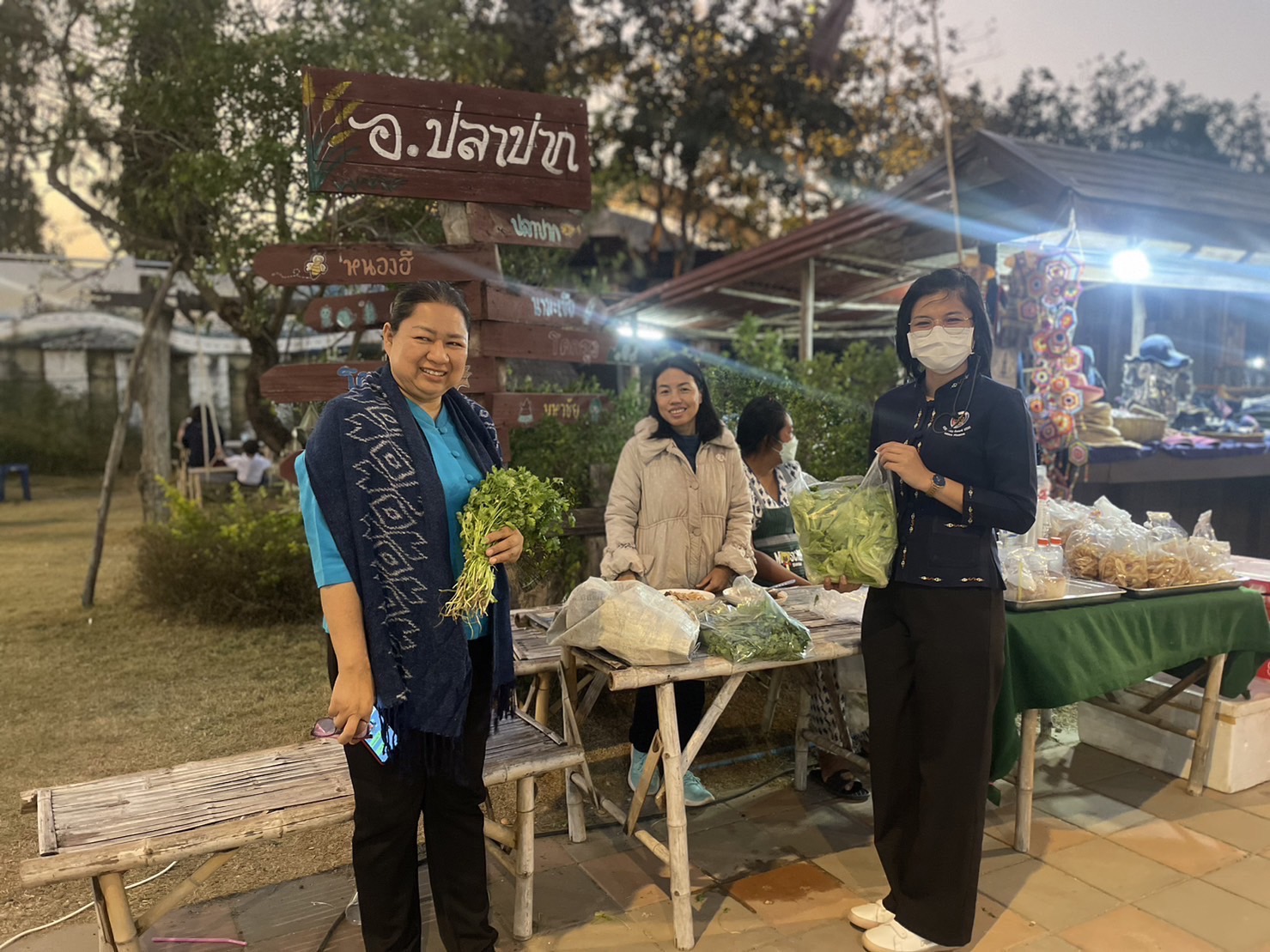 จ.นครพนม คึกคัก ครึ้นเครง ตลาดถนนคนเดินสวรรค์ชายโขง อากาศดี วิวสวย สุด ๆ ริมแม่น้ำโขง