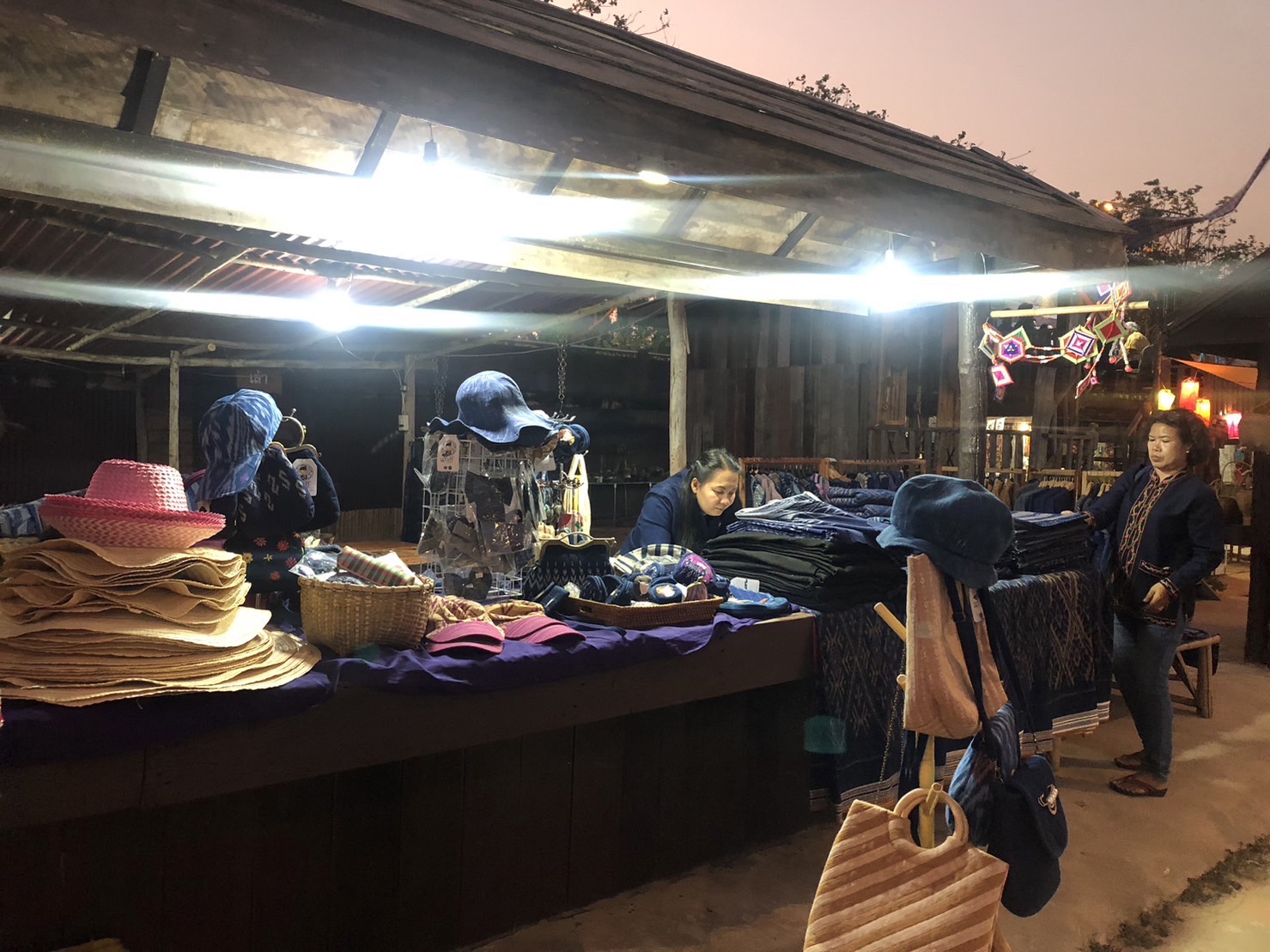 จ.นครพนม คึกคัก ครึ้นเครง ตลาดถนนคนเดินสวรรค์ชายโขง อากาศดี วิวสวย สุด ๆ ริมแม่น้ำโขง