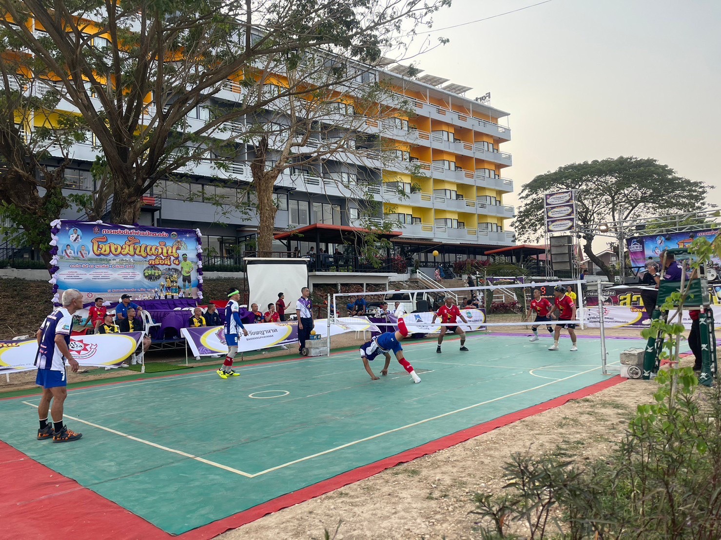 ตลาดถนนคนเดินสวรรค์ชายโขง ในเขตเทศบาลเมืองนครพนม สร้างสีสันบรรยากาศการท่องเที่ยวริมฝั่งแม่น้ำโขง