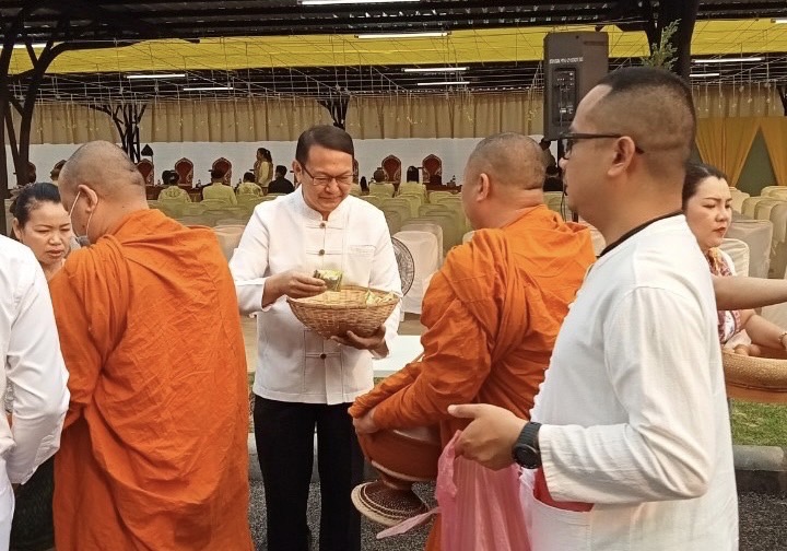 พช.นครพนม ร่วมทำบุญตักบาตรพระสงฆ์ 39 รูป ในพิธีบวงสรวง สมโภช ‘พระศรีศากยะทศพลญาณ’