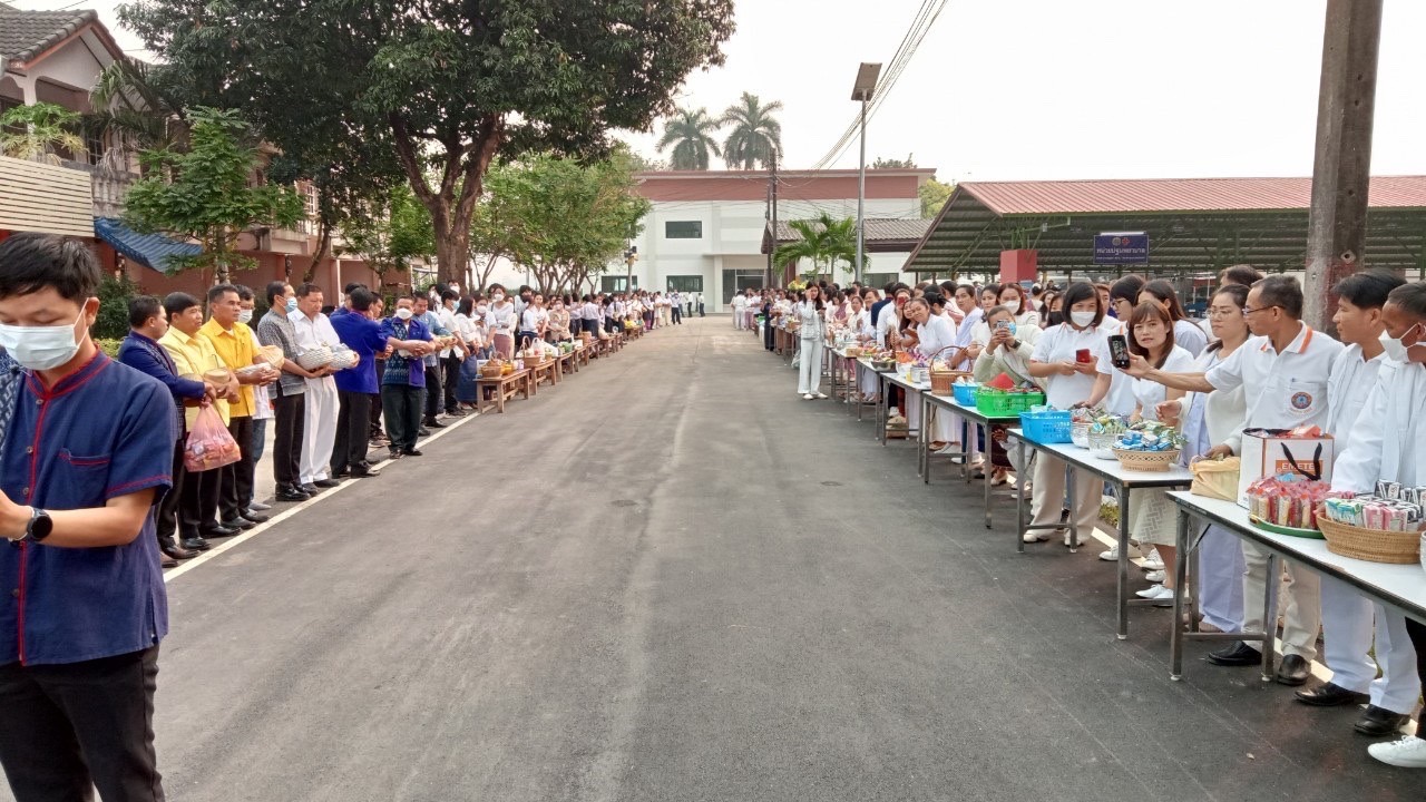 พช.นครพนม ร่วมทำบุญตักบาตรพระสงฆ์ 39 รูป ในพิธีบวงสรวง สมโภช ‘พระศรีศากยะทศพลญาณ’