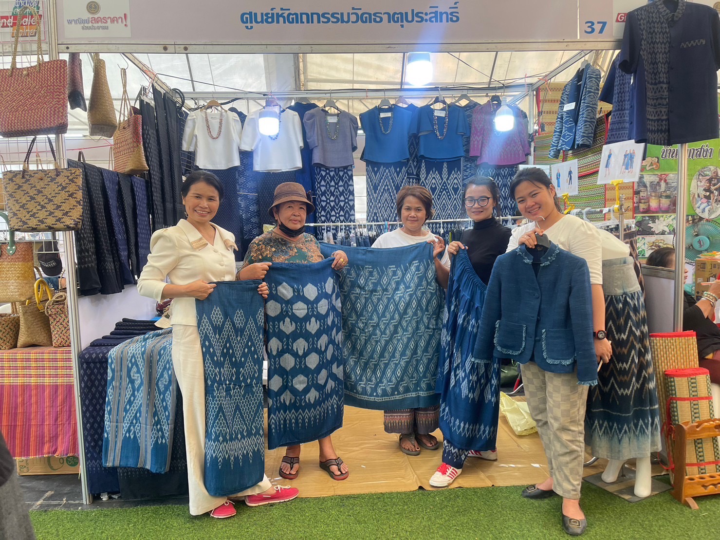พช.นครพนม เยี่ยมให้กำลังใจกลุ่มผู้ผลิต ผู้ประกอบการ OTOP ที่เข้าร่วมโครงการส่งเสริมการลดค่าครองชีพประชาชน “พาณิชย์ ลดราคา ออนทัวร์ ทั่วไทย 2023” ครั้งที่ 2