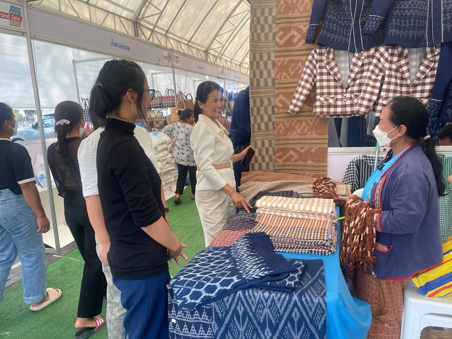 พช.นครพนม เยี่ยมให้กำลังใจกลุ่มผู้ผลิต ผู้ประกอบการ OTOP ที่เข้าร่วมโครงการส่งเสริมการลดค่าครองชีพประชาชน “พาณิชย์ ลดราคา ออนทัวร์ ทั่วไทย 2023” ครั้งที่ 2