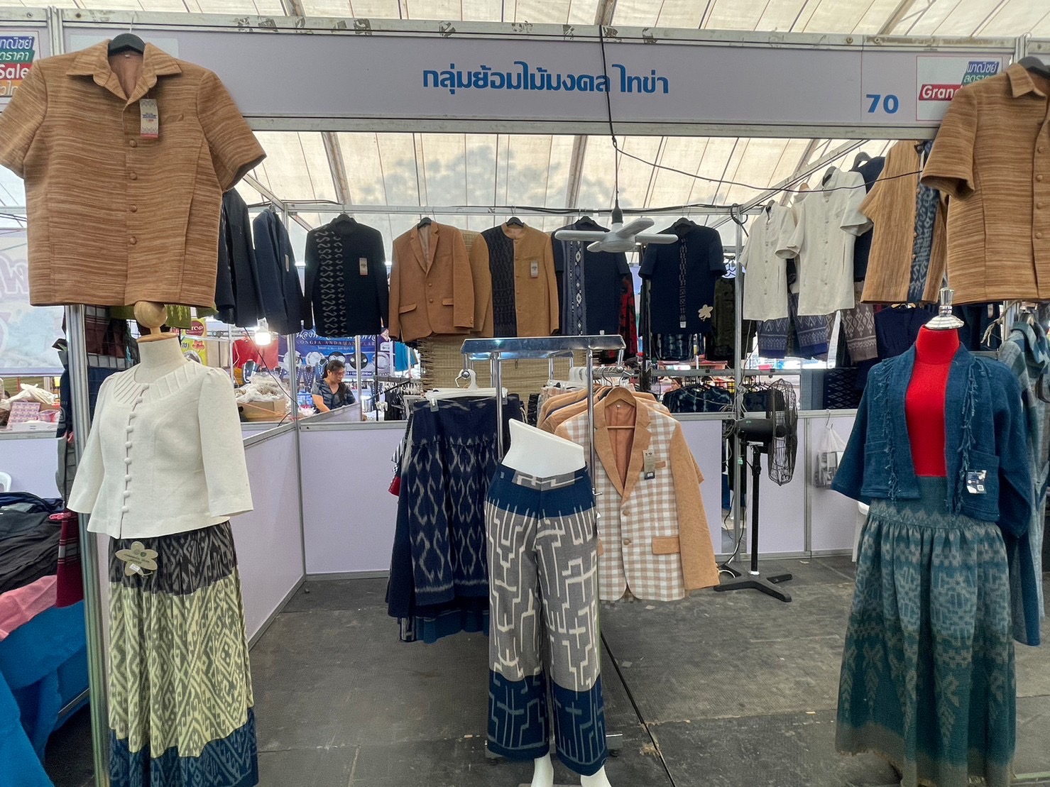 พช.นครพนม เยี่ยมให้กำลังใจกลุ่มผู้ผลิต ผู้ประกอบการ OTOP ที่เข้าร่วมโครงการส่งเสริมการลดค่าครองชีพประชาชน “พาณิชย์ ลดราคา ออนทัวร์ ทั่วไทย 2023” ครั้งที่ 2