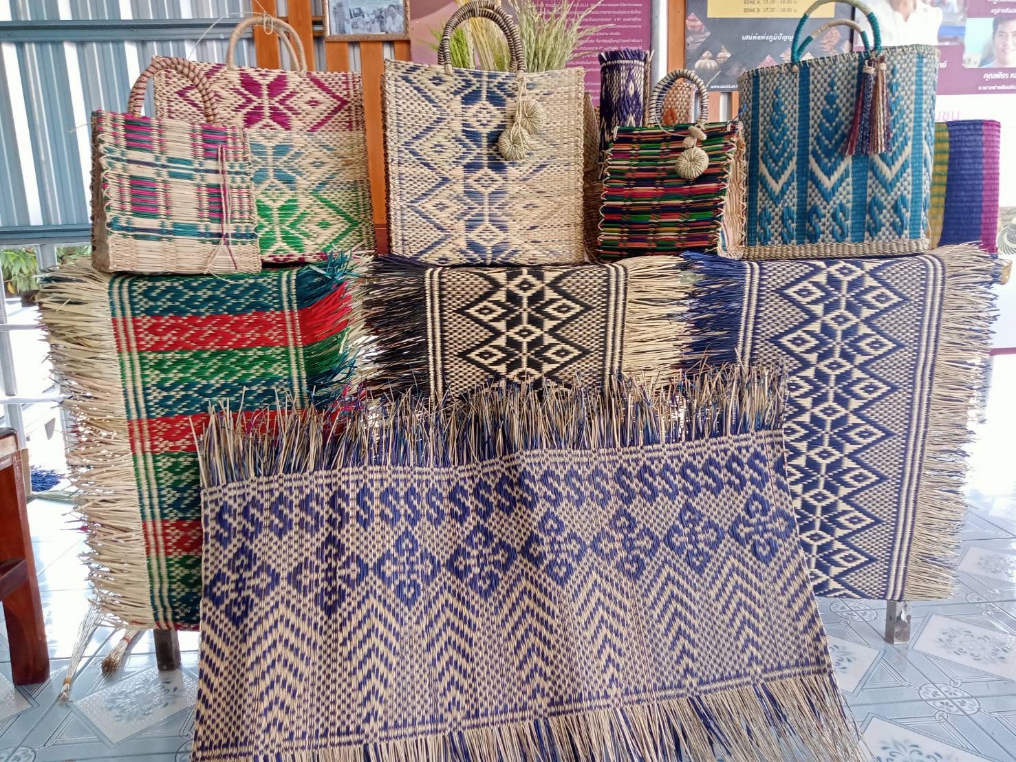 นครพนม เร่งส่งเสริมและพัฒนายกระดับผลิตภัณฑ์ชุมชน นำแบบผ้าลายพระราชทาน “ผ้าลายดอกรักราชกัญญา” พัฒนาต่อยอดผลิตภัณฑ์ผ้าและงานหัตกรรม
