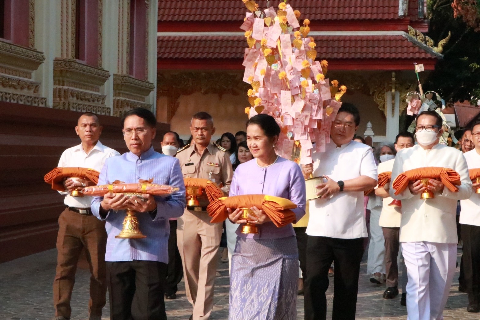 พช.นครพนม ร่วมทอดผ้าป่าสามัคคีเพื่อสมทบซื้อวัสดุอุปกรณ์สร้าง “พระธาตุแสงนคร”