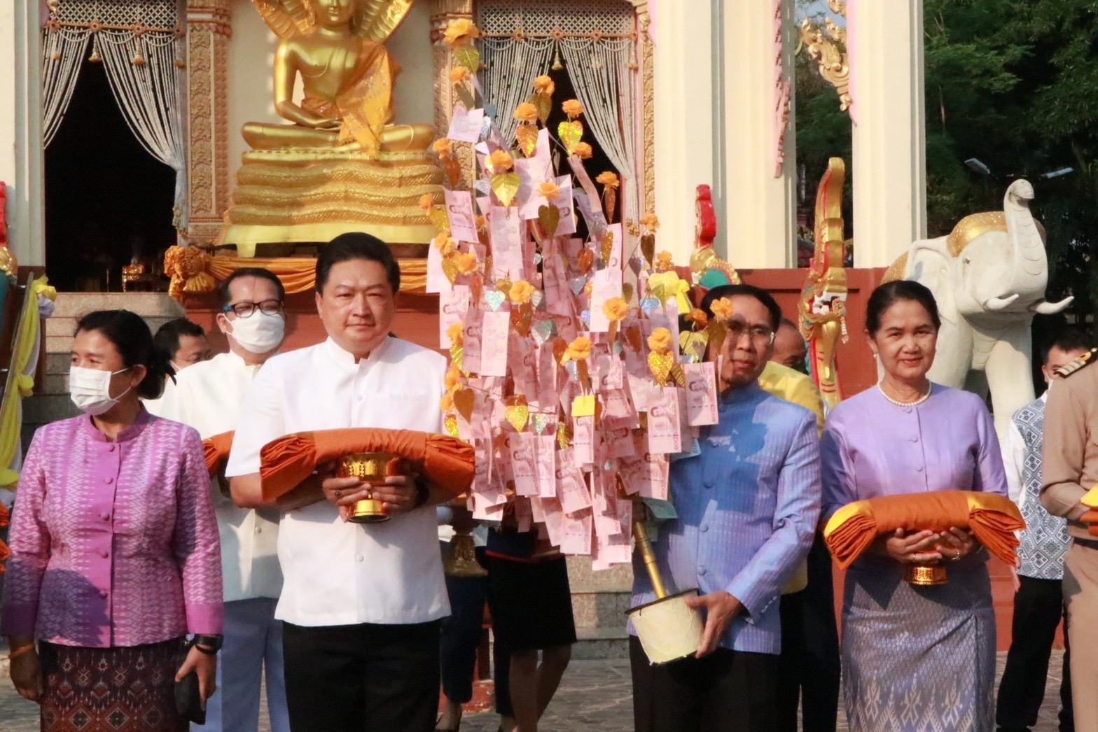 พช.นครพนม ร่วมทอดผ้าป่าสามัคคีเพื่อสมทบซื้อวัสดุอุปกรณ์สร้าง “พระธาตุแสงนคร”