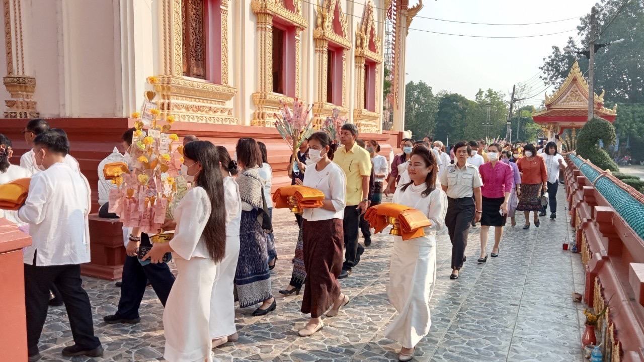 พช.นครพนม ร่วมทอดผ้าป่าสามัคคีเพื่อสมทบซื้อวัสดุอุปกรณ์สร้าง “พระธาตุแสงนคร”