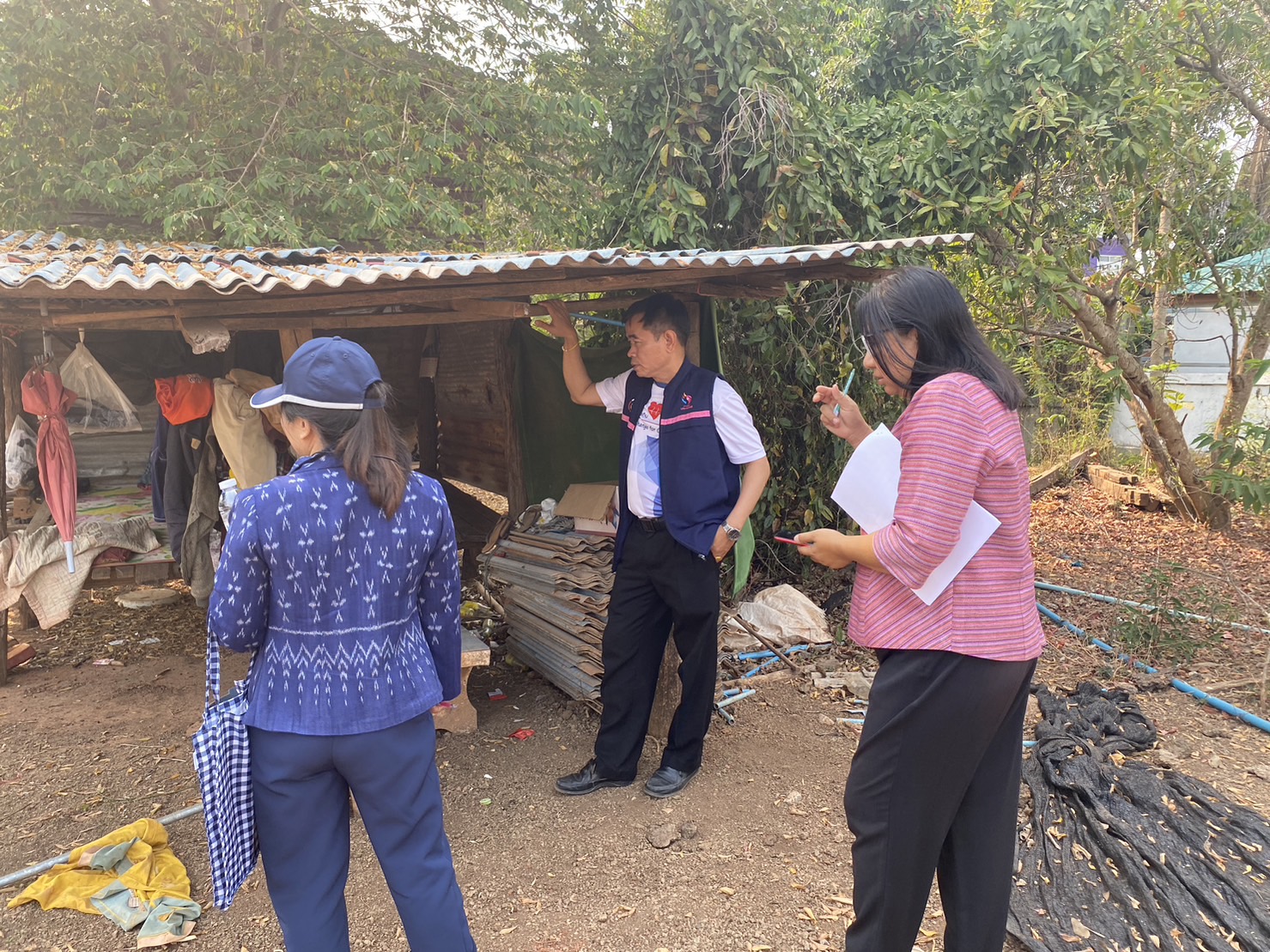 พช.นครพนม ลงพื้นที่สำรวจข้อมูลครัวเรือนประสบปัญหาด้านความเป็นอยู่ เพื่อเสนอรายชื่อขอรับการสนับสนุนซ่อมแซมบ้านภายใต้โครงการบ้านห่วงใยจากใจ GLO ประจำปี 2566 (ครั้งที่ 2)