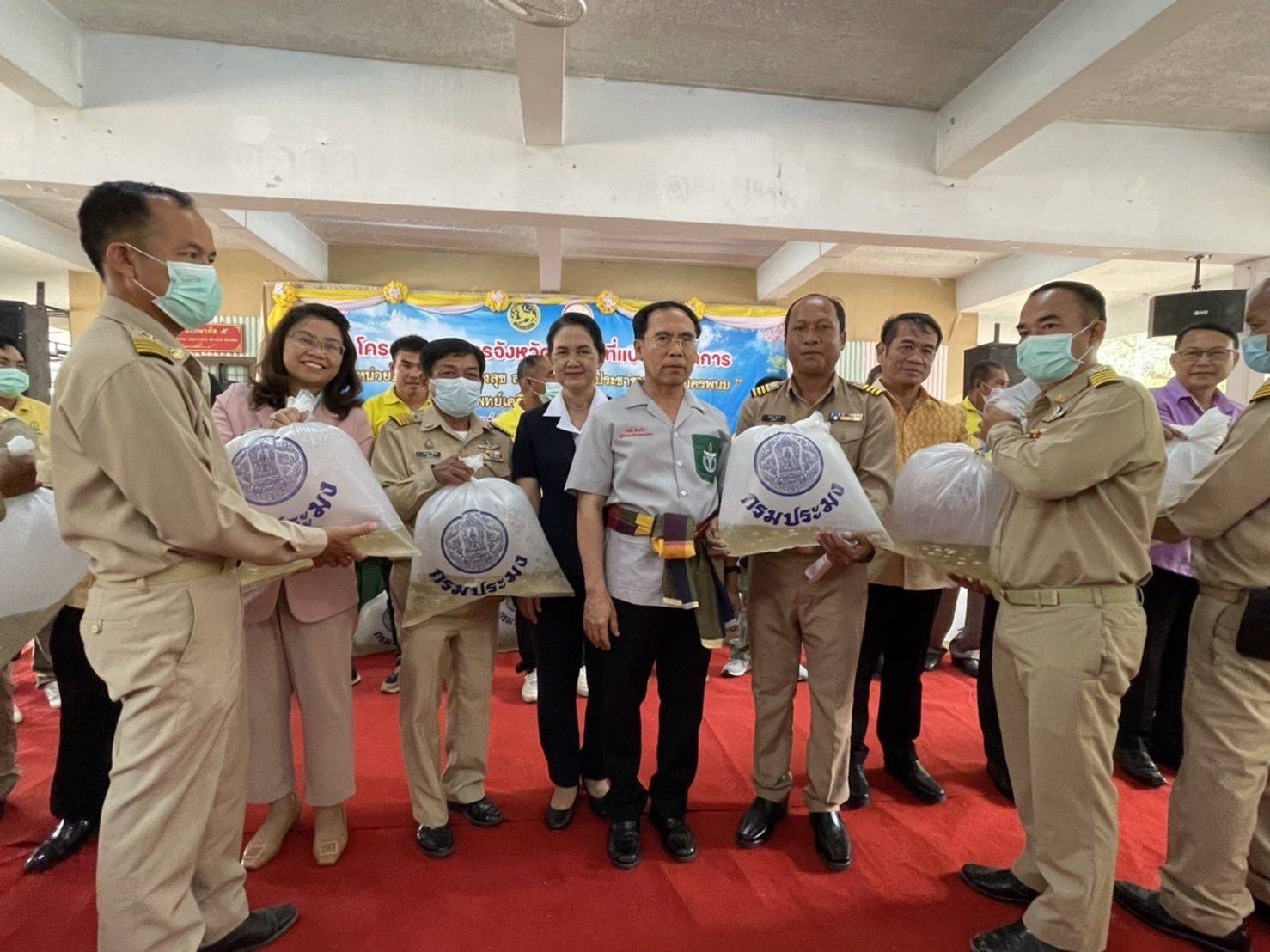 จงหวัดนครพนม ขับเคลื่อนโครงการจังหวัดเคลื่อนที่แบบบูรณาการ “หน่วยบำบัดทุกข์ บำรุงสุข สร้างรอยยิ้มให้ประชาชนจังหวัดนครพนม” และหน่วยแพทย์เคลื่อนที่ พอ.สว. จังหวัดนครพนม พื้นที่อำเภอศรีสงคราม