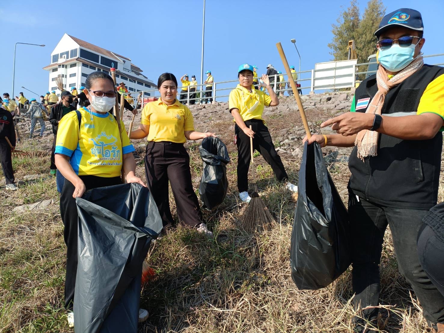 นครพนม จัดกิจกรรมจิตอาสา Big Cleaning เพื่อขับเคลื่อนนโยบายหน้าบ้านน่ามอง นครพนมน่าอยู่