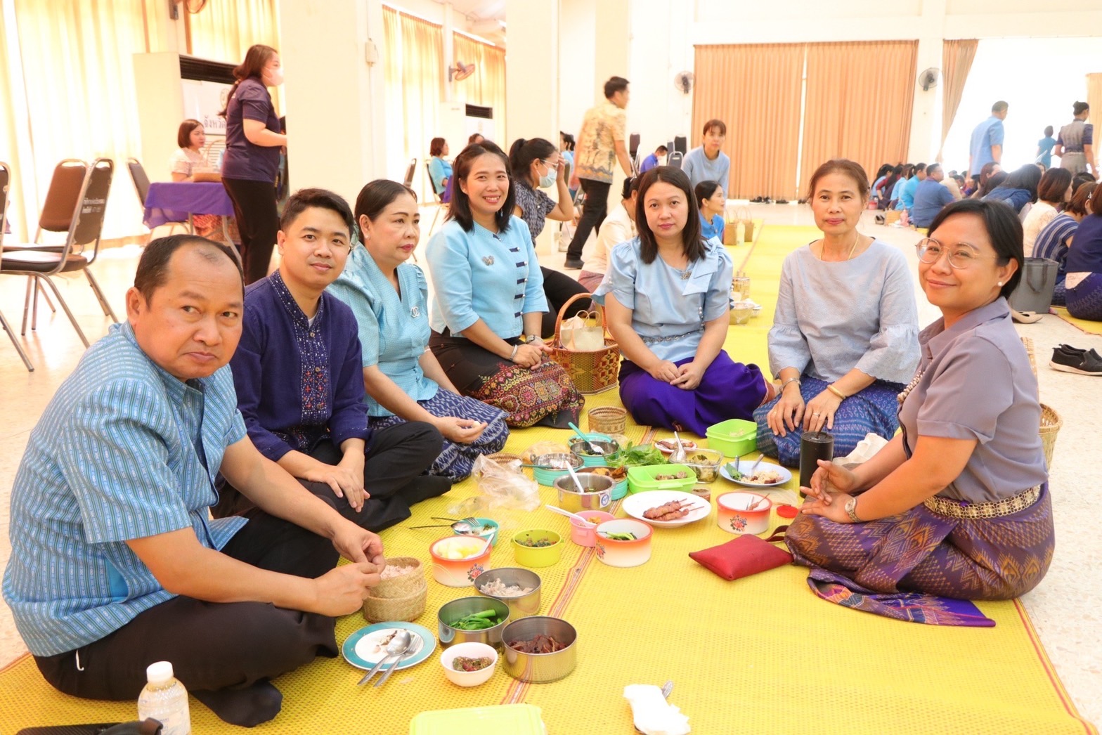 ผู้ว่าฯ วันชัย พา “สวมผ้าไทย ใส่ผ้าซิ่น กินข้าวปิ่นโต”
