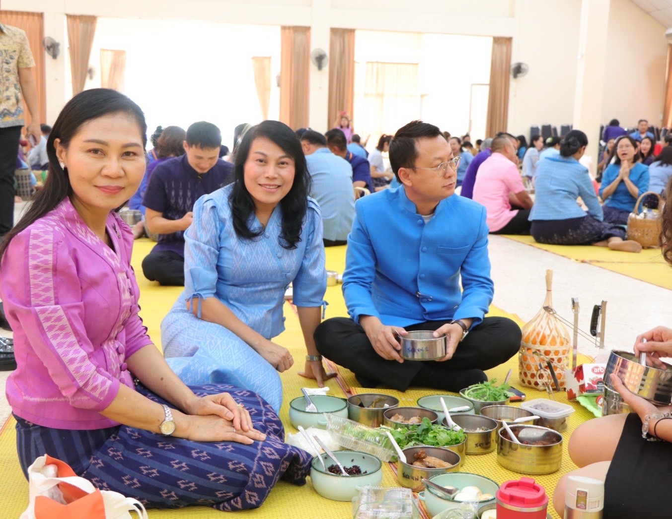 ผู้ว่าฯ วันชัย พา “สวมผ้าไทย ใส่ผ้าซิ่น กินข้าวปิ่นโต”