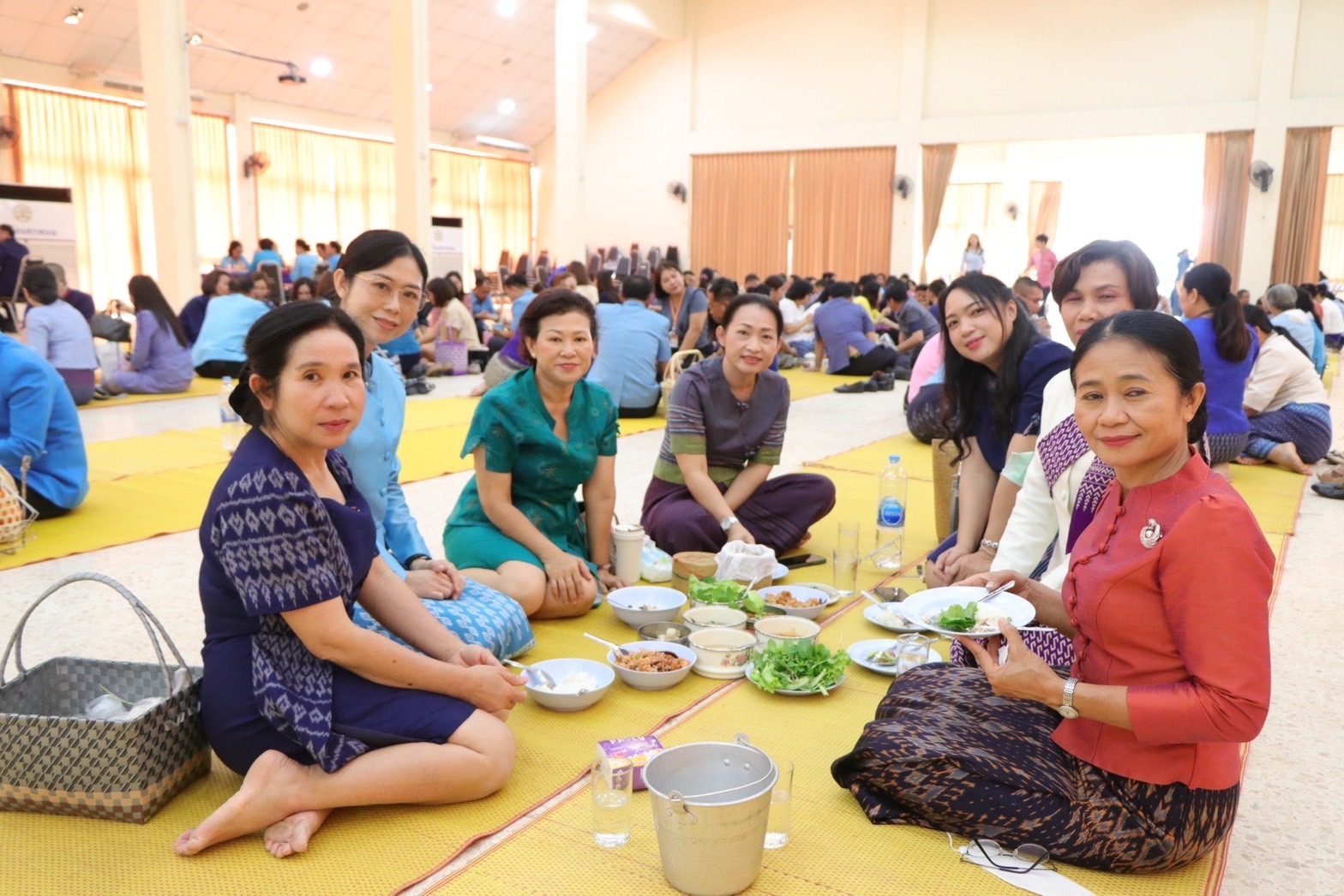 ผู้ว่าฯ วันชัย พา “สวมผ้าไทย ใส่ผ้าซิ่น กินข้าวปิ่นโต”