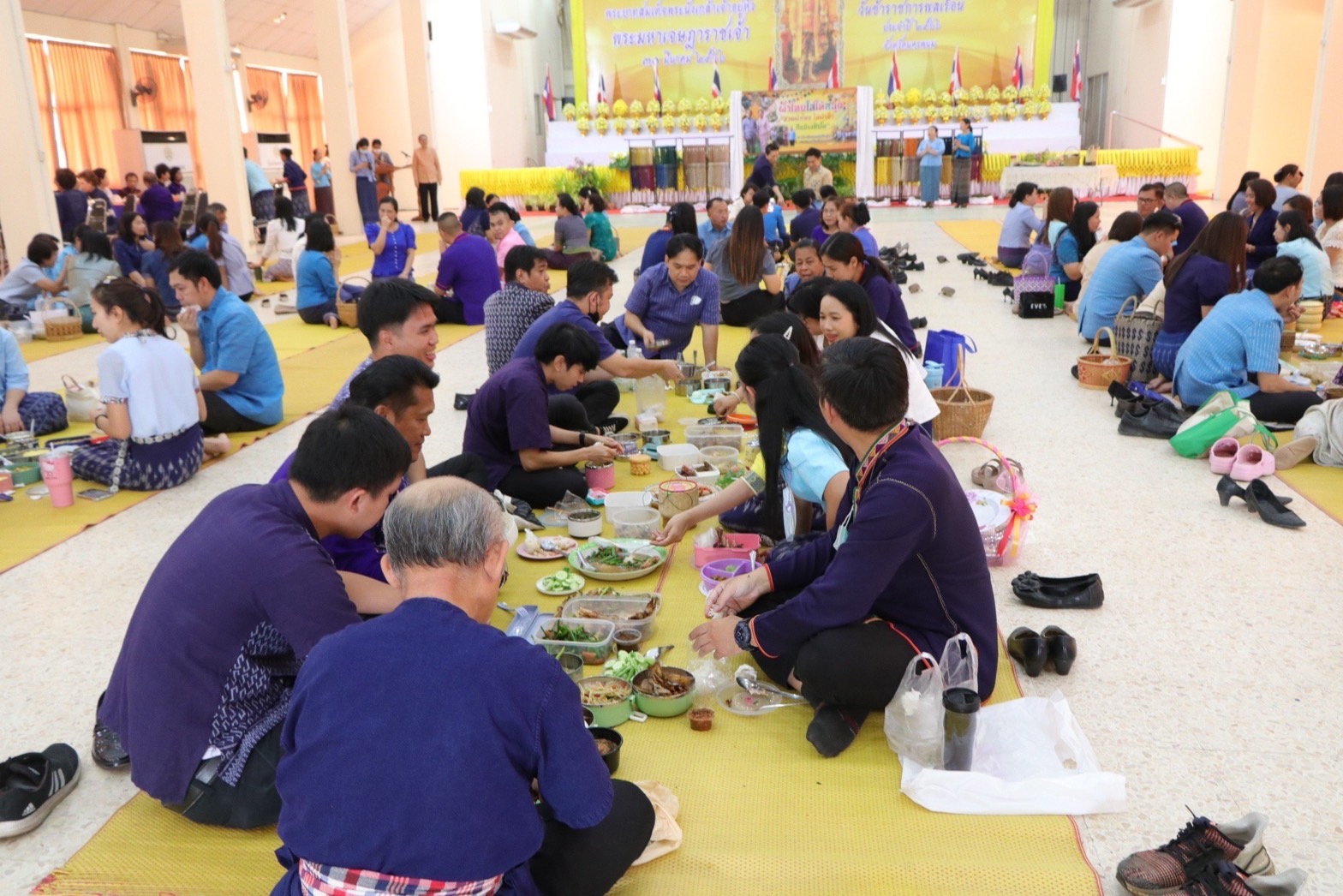 ผู้ว่าฯ วันชัย พา “สวมผ้าไทย ใส่ผ้าซิ่น กินข้าวปิ่นโต”