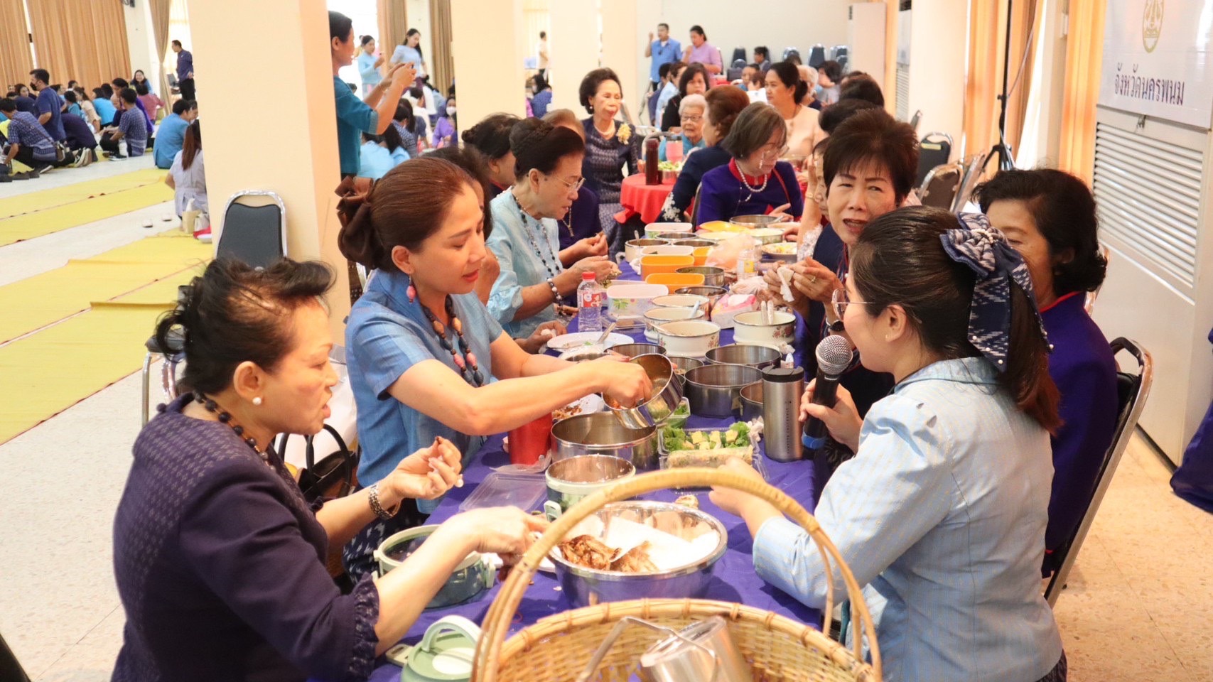 ผู้ว่าฯ วันชัย พา “สวมผ้าไทย ใส่ผ้าซิ่น กินข้าวปิ่นโต”