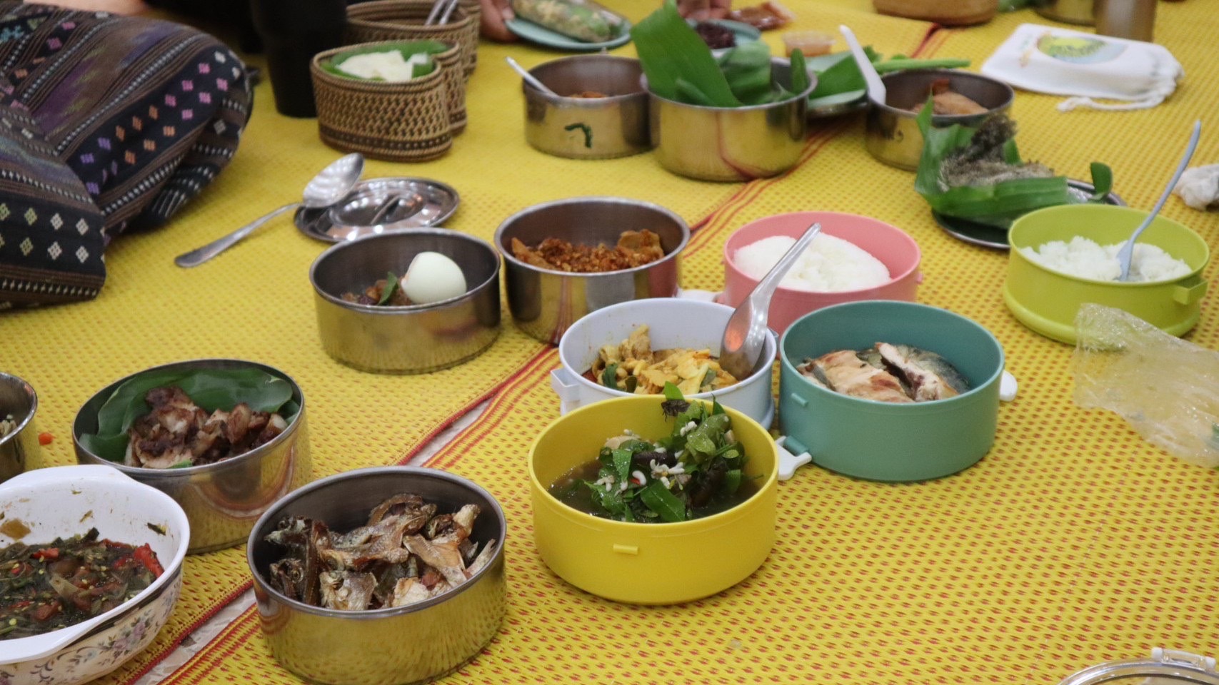 ผู้ว่าฯ วันชัย พา “สวมผ้าไทย ใส่ผ้าซิ่น กินข้าวปิ่นโต”