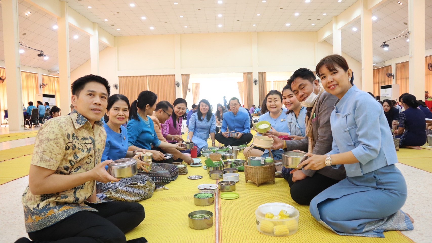 ผู้ว่าฯ วันชัย พา “สวมผ้าไทย ใส่ผ้าซิ่น กินข้าวปิ่นโต”
