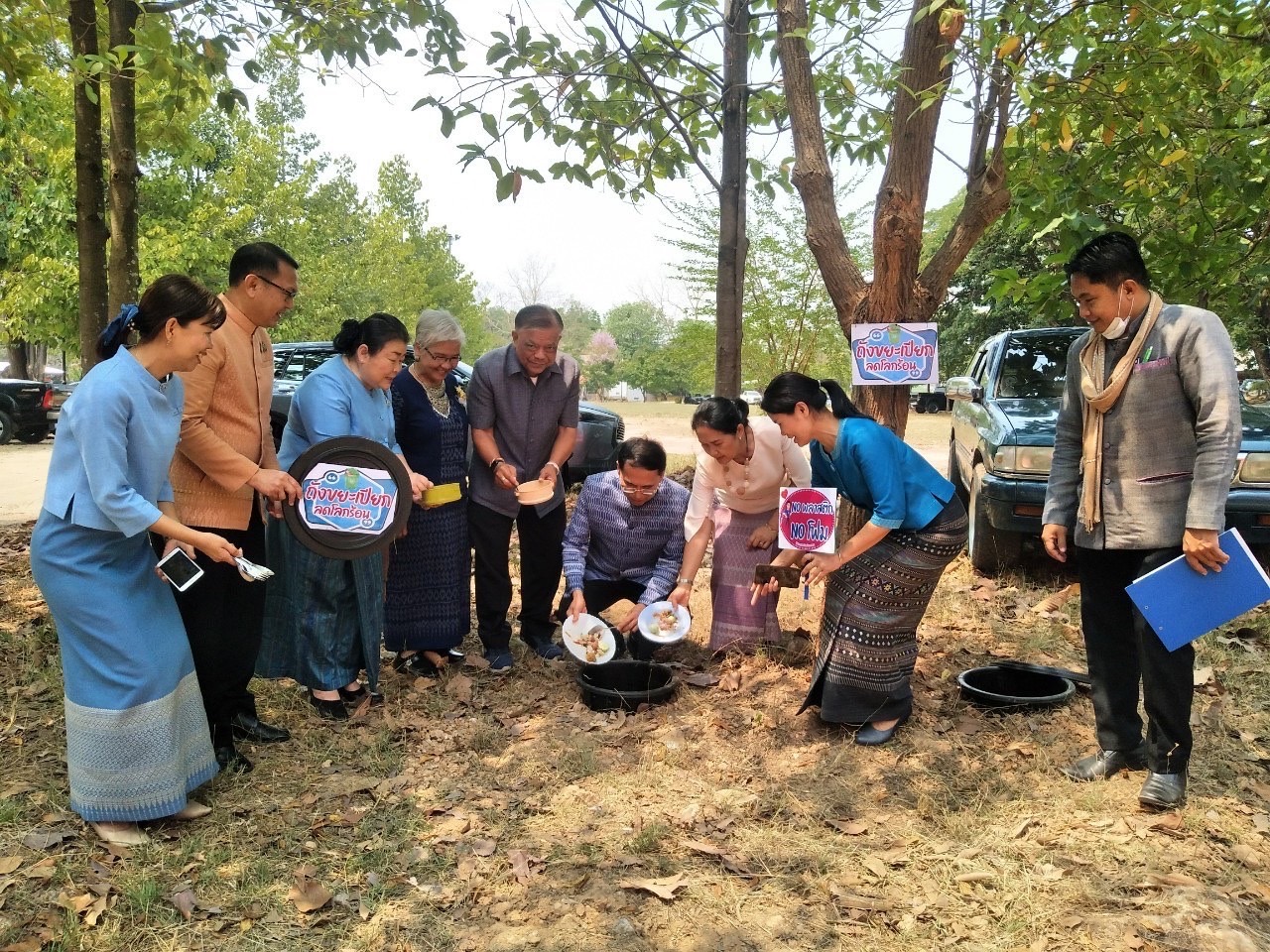 ผู้ว่าฯ วันชัย พา “สวมผ้าไทย ใส่ผ้าซิ่น กินข้าวปิ่นโต”