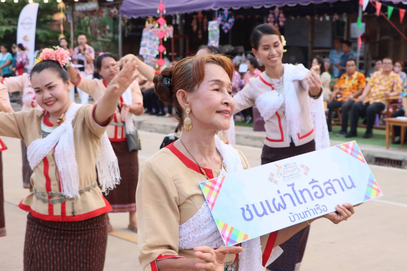 นครพนม จัดงานประเพณีสงกรานต์ และกิจกรรมส่งเสริมเทศกาลอาหารถิ่นไทนคร 9 ชนเผ่า 2 เชื้อชาติ ประจำปี 2566 “สนุกเต็มที่ และยังอิ่มบุญ อิ่มท้อง นครพนมบ้านเฮา”