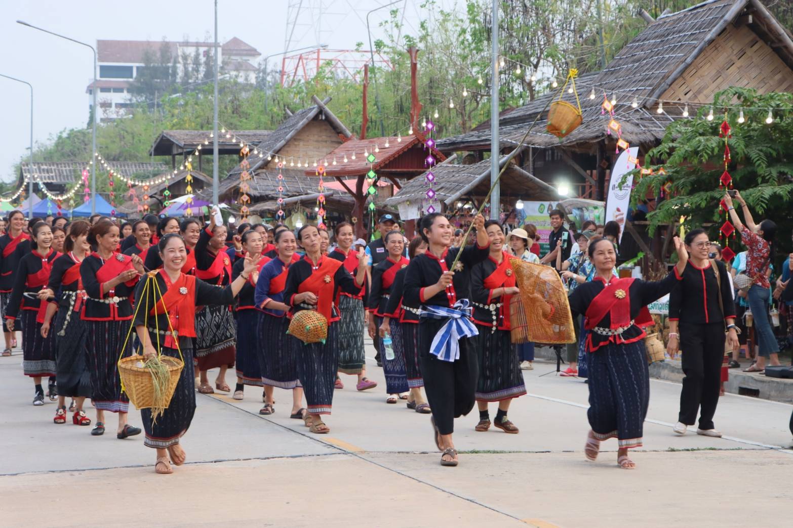 นครพนม จัดงานประเพณีสงกรานต์ และกิจกรรมส่งเสริมเทศกาลอาหารถิ่นไทนคร 9 ชนเผ่า 2 เชื้อชาติ ประจำปี 2566 “สนุกเต็มที่ และยังอิ่มบุญ อิ่มท้อง นครพนมบ้านเฮา”