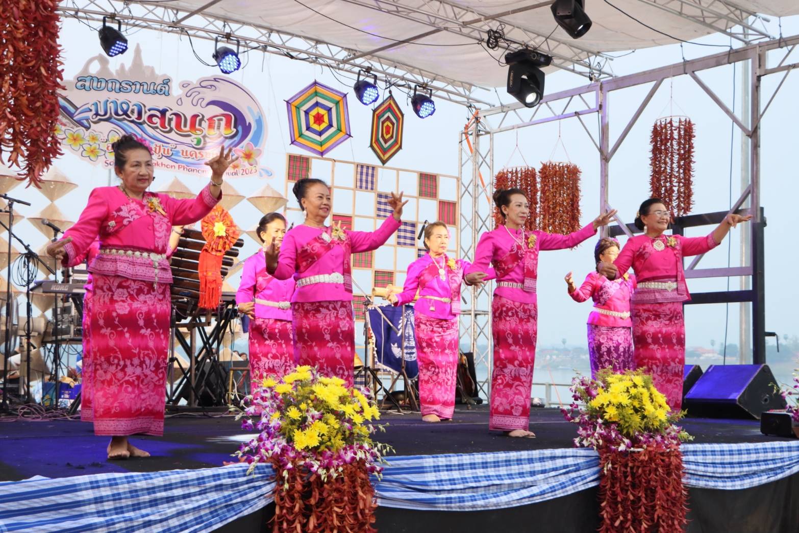 นครพนม จัดงานประเพณีสงกรานต์ และกิจกรรมส่งเสริมเทศกาลอาหารถิ่นไทนคร 9 ชนเผ่า 2 เชื้อชาติ ประจำปี 2566 “สนุกเต็มที่ และยังอิ่มบุญ อิ่มท้อง นครพนมบ้านเฮา”