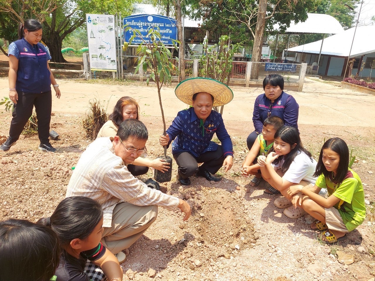 ผู้ตรวจราชการกรมการพัฒนาชุมชน เขตตรวจราชการที่ 11 ลงพื้นที่ติดตามผลการปฏิบัติราชการ อำเภอเรณูนคร จังหวัดนครพนม