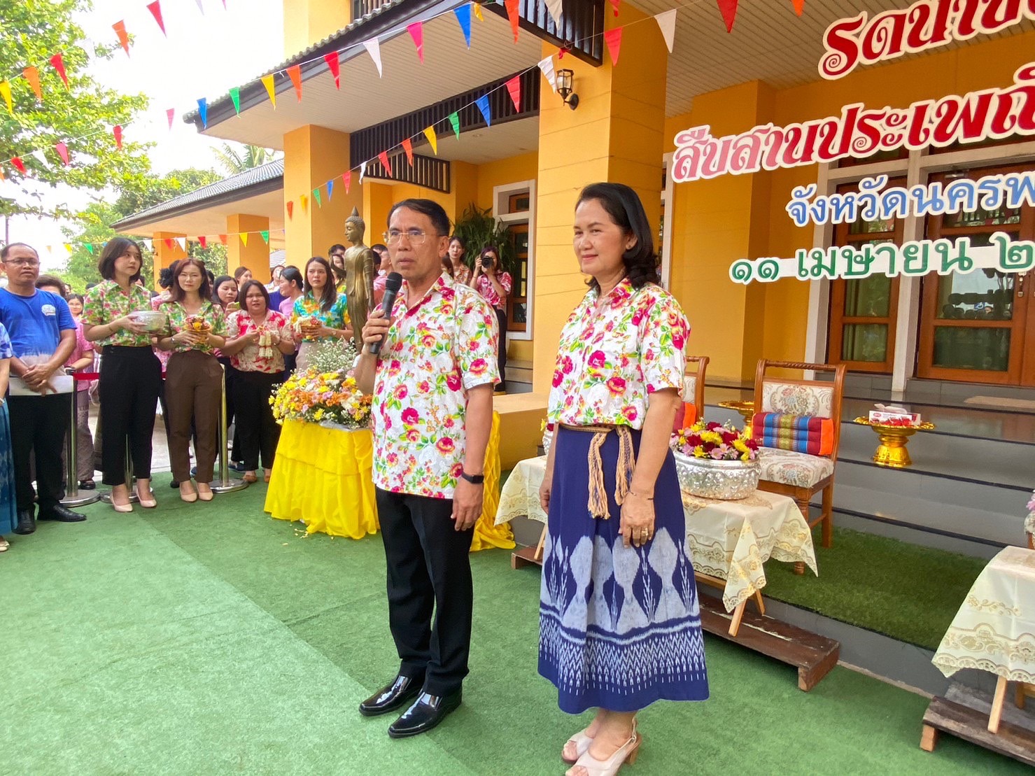 ชาวนครพนม รดน้ำขอพรพ่อเมืองนครพนม เนื่องในวันขึ้นปีใหม่ไทย ประเพณีสงกรานต์ ปี 2566