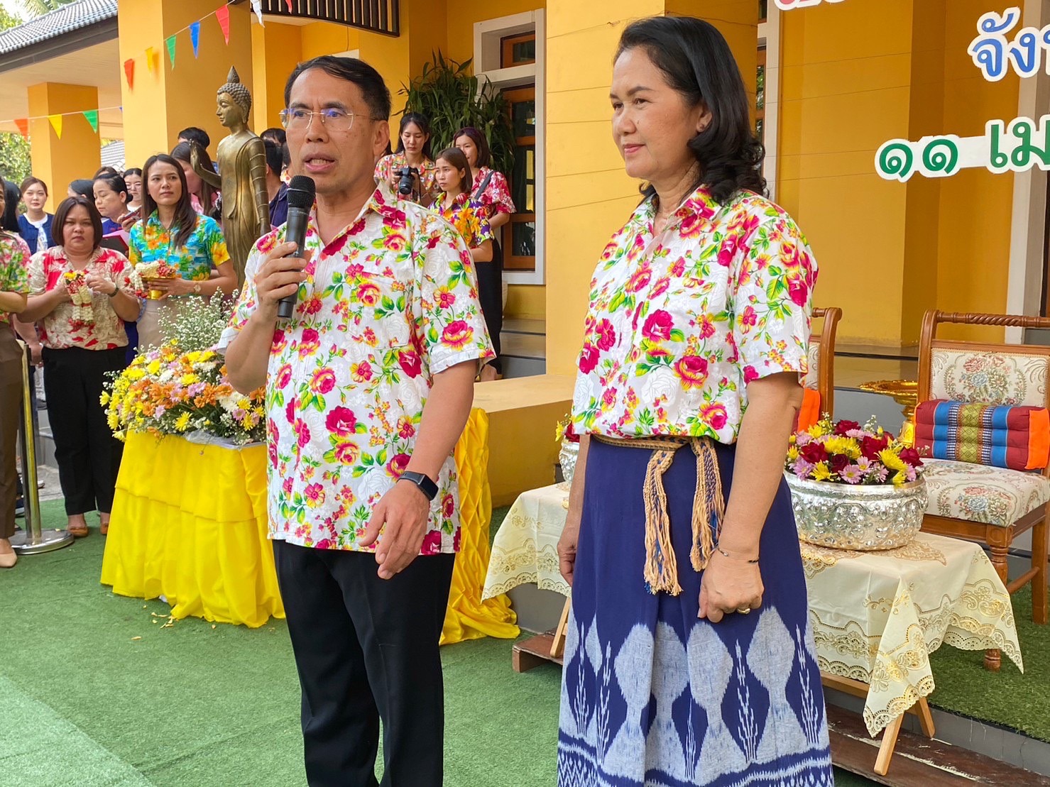 ชาวนครพนม รดน้ำขอพรพ่อเมืองนครพนม เนื่องในวันขึ้นปีใหม่ไทย ประเพณีสงกรานต์ ปี 2566
