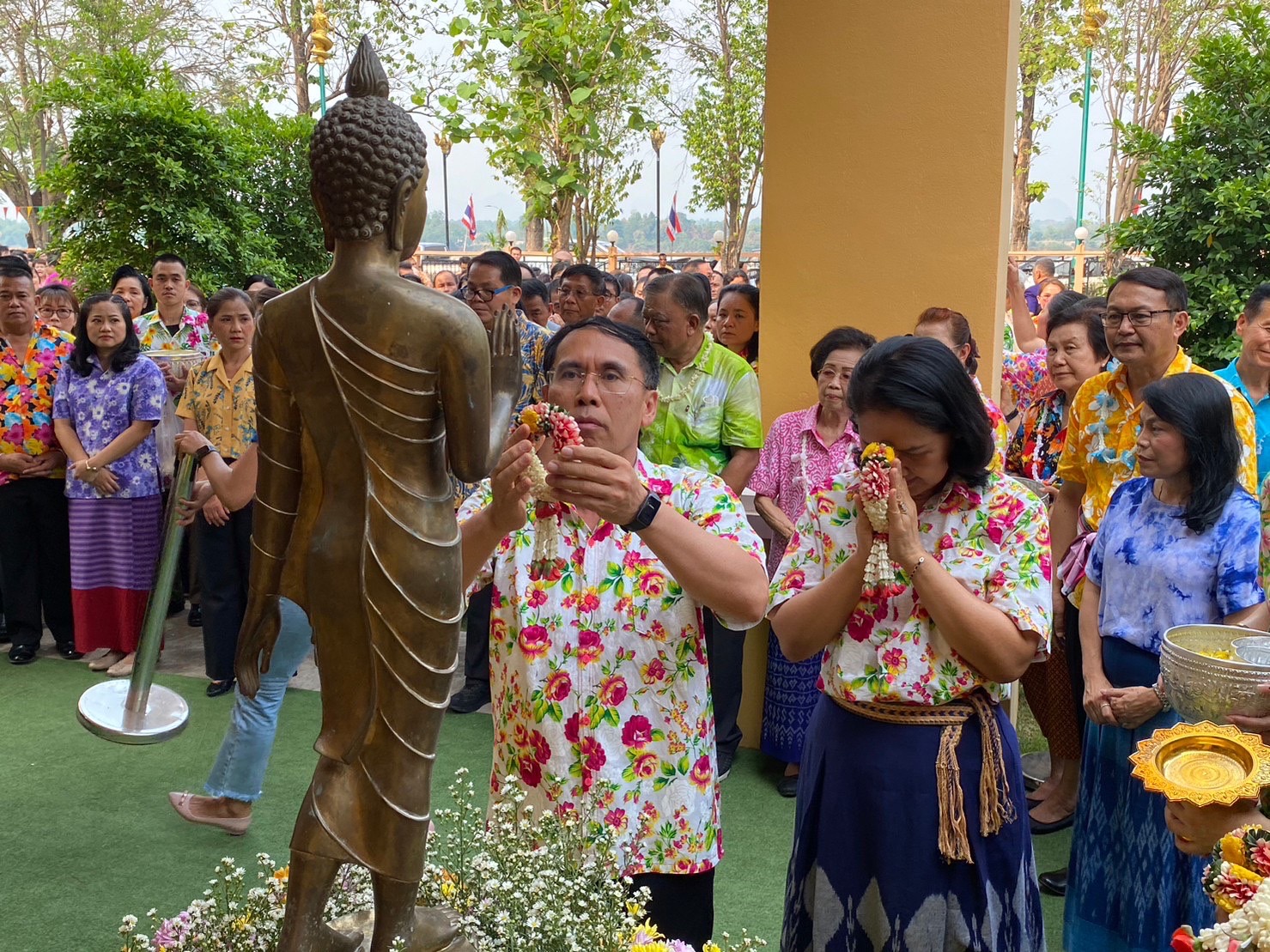 ชาวนครพนม รดน้ำขอพรพ่อเมืองนครพนม เนื่องในวันขึ้นปีใหม่ไทย ประเพณีสงกรานต์ ปี 2566