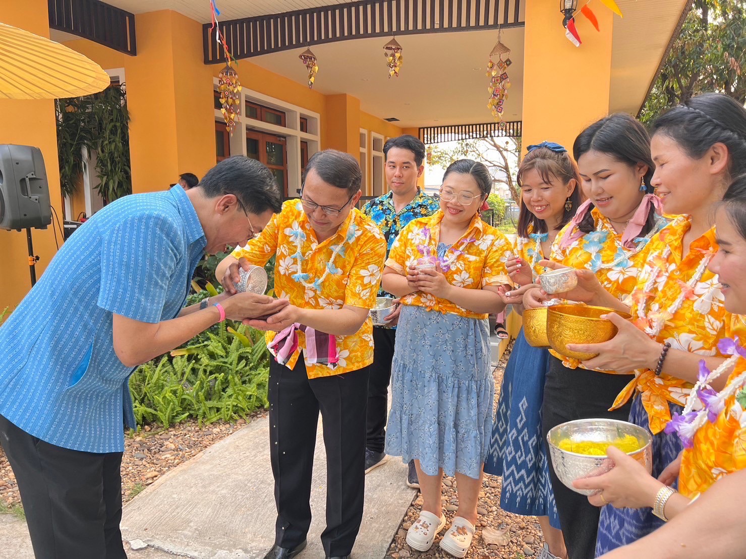 ชาวนครพนม รดน้ำขอพรพ่อเมืองนครพนม เนื่องในวันขึ้นปีใหม่ไทย ประเพณีสงกรานต์ ปี 2566