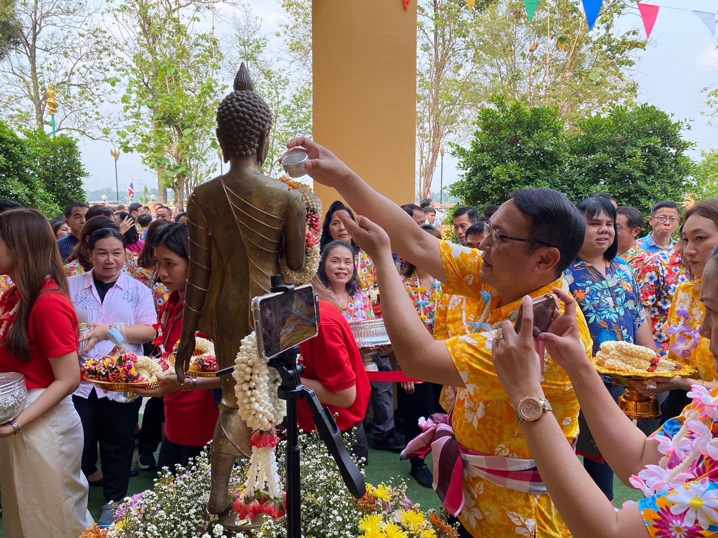 ชาวนครพนม รดน้ำขอพรพ่อเมืองนครพนม เนื่องในวันขึ้นปีใหม่ไทย ประเพณีสงกรานต์ ปี 2566