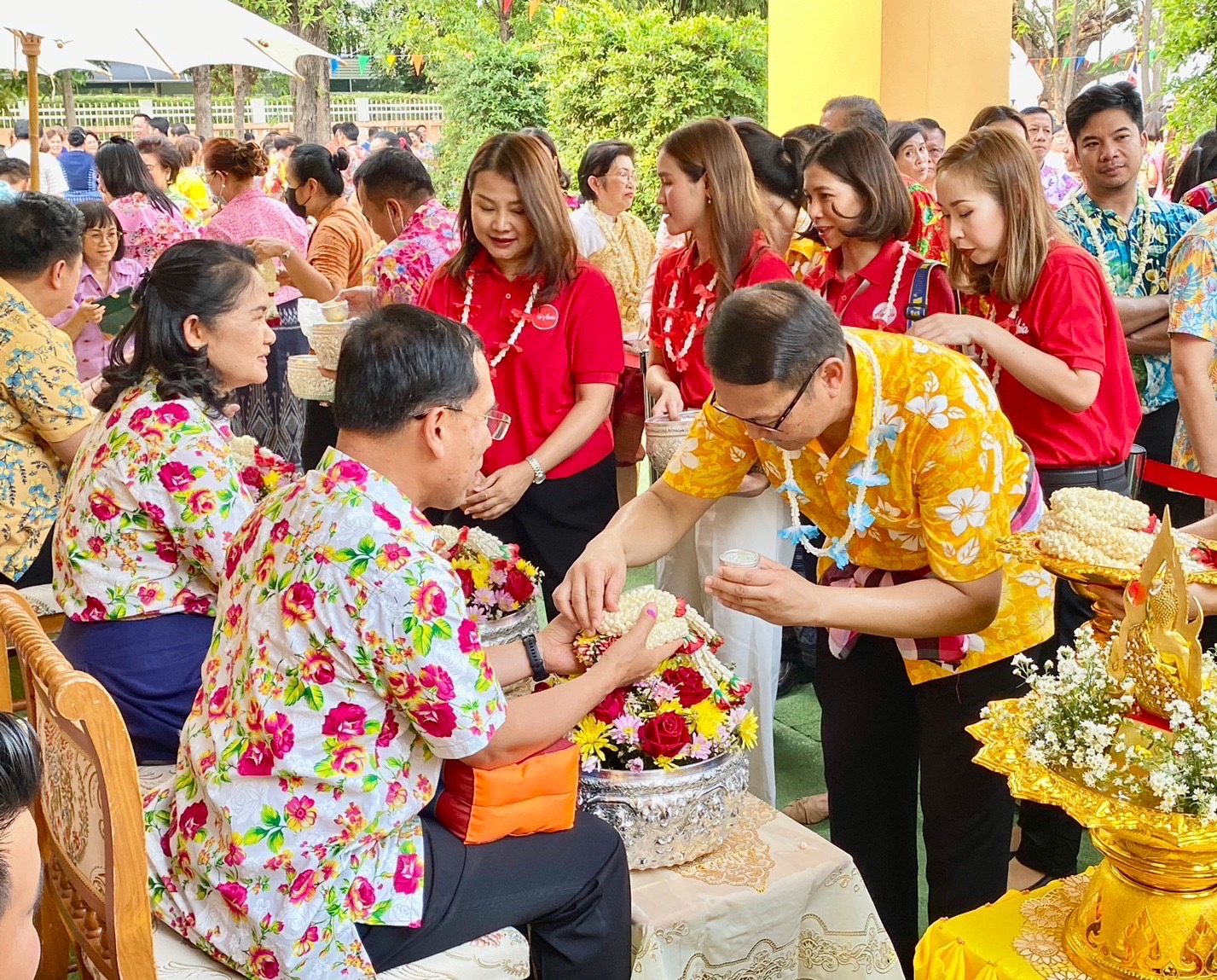 ชาวนครพนม รดน้ำขอพรพ่อเมืองนครพนม เนื่องในวันขึ้นปีใหม่ไทย ประเพณีสงกรานต์ ปี 2566