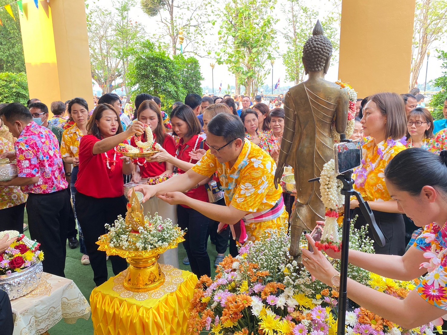 ชาวนครพนม รดน้ำขอพรพ่อเมืองนครพนม เนื่องในวันขึ้นปีใหม่ไทย ประเพณีสงกรานต์ ปี 2566