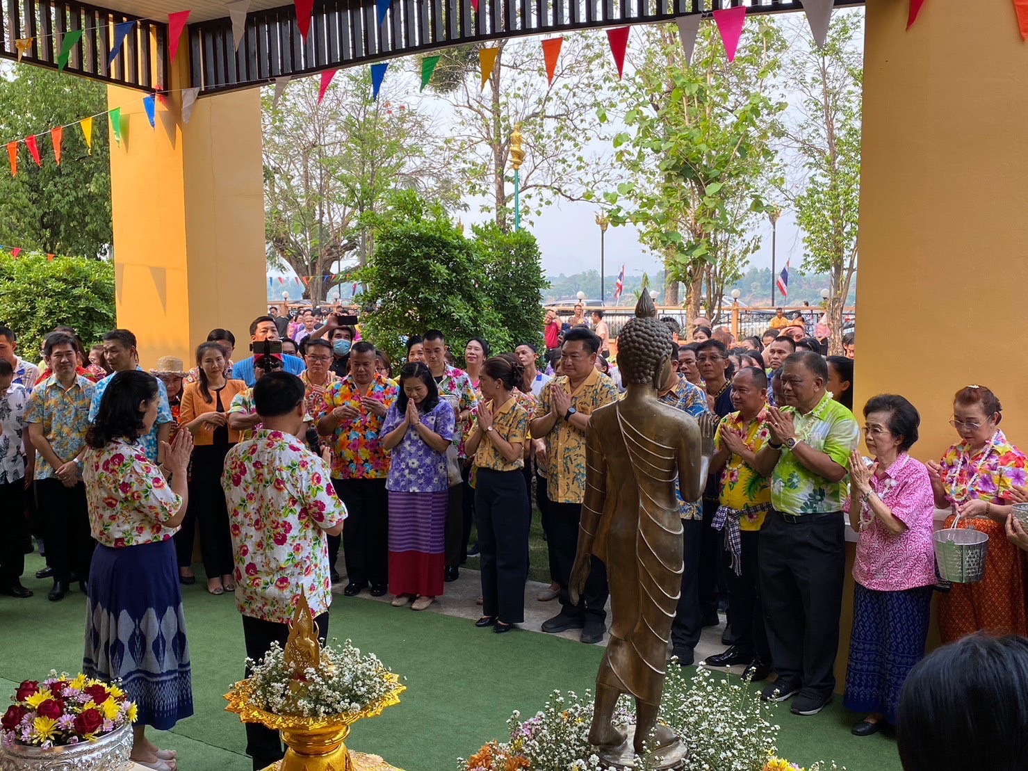 ชาวนครพนม รดน้ำขอพรพ่อเมืองนครพนม เนื่องในวันขึ้นปีใหม่ไทย ประเพณีสงกรานต์ ปี 2566