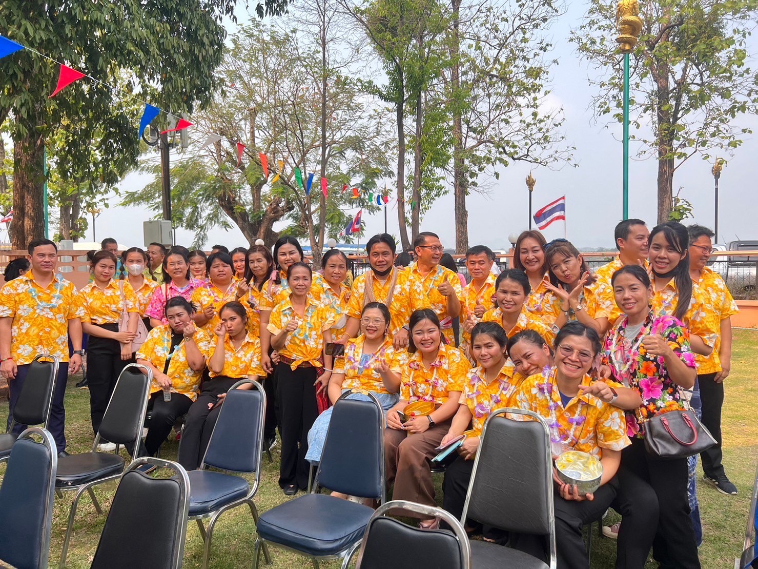 ชาวนครพนม รดน้ำขอพรพ่อเมืองนครพนม เนื่องในวันขึ้นปีใหม่ไทย ประเพณีสงกรานต์ ปี 2566