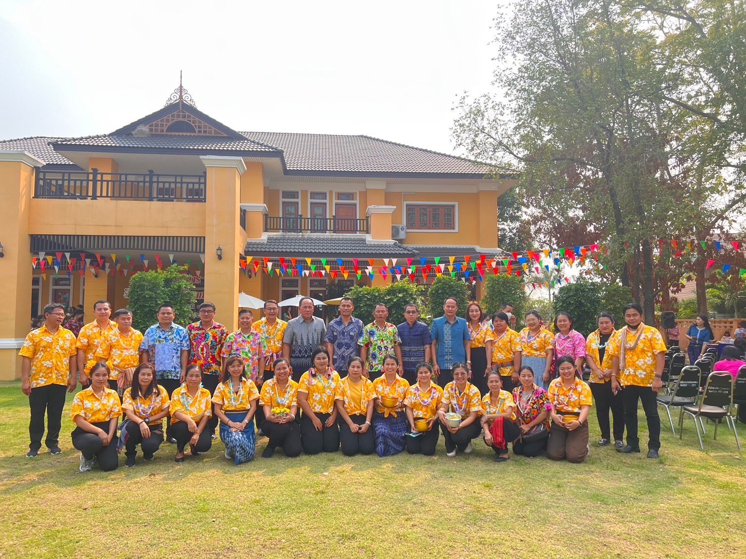 ชาวนครพนม รดน้ำขอพรพ่อเมืองนครพนม เนื่องในวันขึ้นปีใหม่ไทย ประเพณีสงกรานต์ ปี 2566