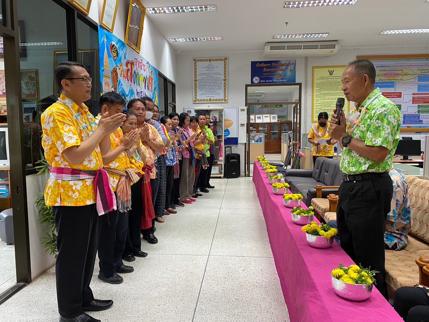 พช.นครพนม จัดกิจกรรม “รดน้ำดำหัวขอพรผู้อาวุโส เนื่องในเทศกาลสงกรานต์ ปี 2566” เพื่อเป็นสิริมงคลและสืบสานประเพณีวัฒนธรรมอันดีงาม