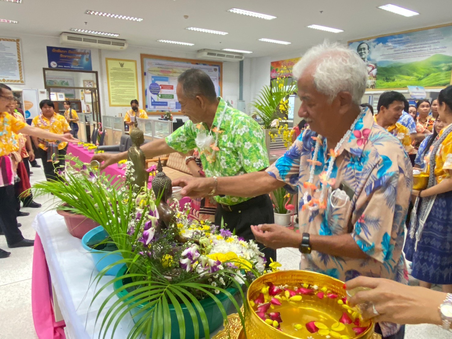 พช.นครพนม จัดกิจกรรม “รดน้ำดำหัวขอพรผู้อาวุโส เนื่องในเทศกาลสงกรานต์ ปี 2566” เพื่อเป็นสิริมงคลและสืบสานประเพณีวัฒนธรรมอันดีงาม