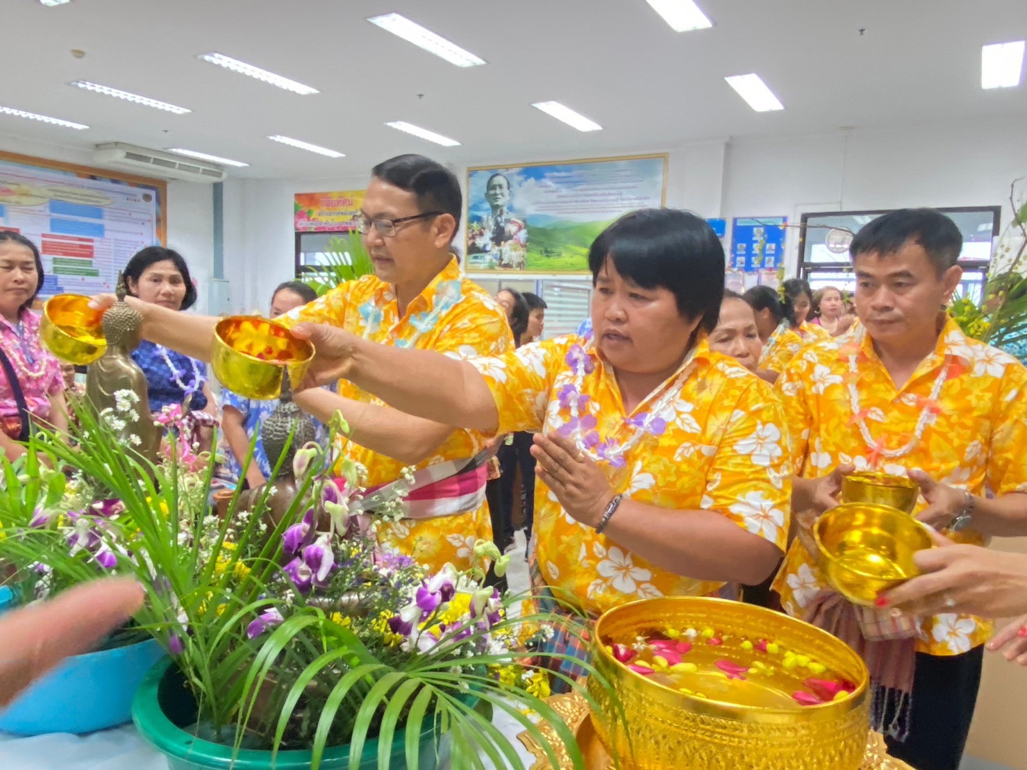 พช.นครพนม จัดกิจกรรม “รดน้ำดำหัวขอพรผู้อาวุโส เนื่องในเทศกาลสงกรานต์ ปี 2566” เพื่อเป็นสิริมงคลและสืบสานประเพณีวัฒนธรรมอันดีงาม