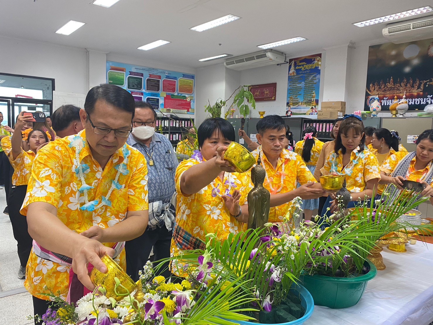 พช.นครพนม จัดกิจกรรม “รดน้ำดำหัวขอพรผู้อาวุโส เนื่องในเทศกาลสงกรานต์ ปี 2566” เพื่อเป็นสิริมงคลและสืบสานประเพณีวัฒนธรรมอันดีงาม
