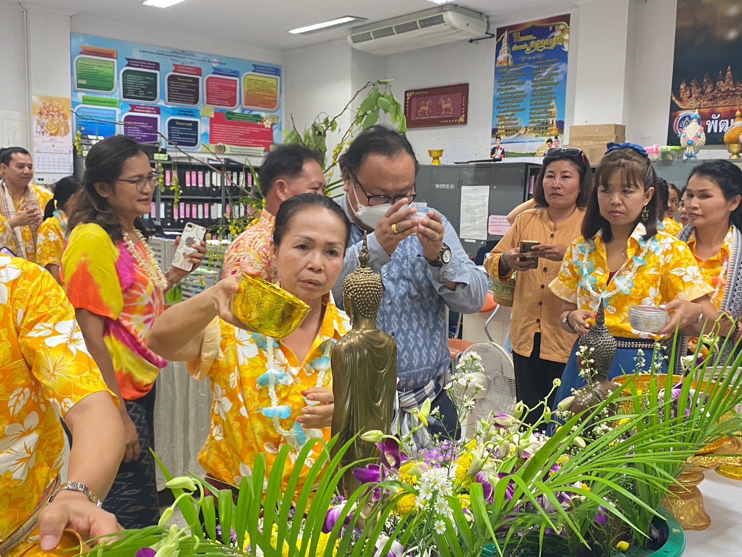 พช.นครพนม จัดกิจกรรม “รดน้ำดำหัวขอพรผู้อาวุโส เนื่องในเทศกาลสงกรานต์ ปี 2566” เพื่อเป็นสิริมงคลและสืบสานประเพณีวัฒนธรรมอันดีงาม