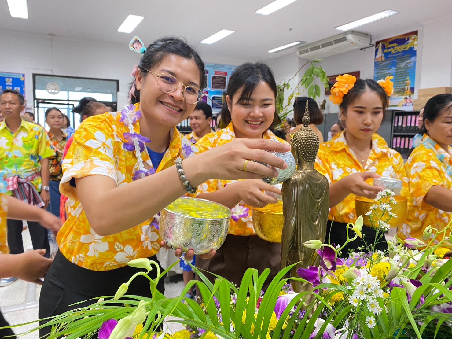 พช.นครพนม จัดกิจกรรม “รดน้ำดำหัวขอพรผู้อาวุโส เนื่องในเทศกาลสงกรานต์ ปี 2566” เพื่อเป็นสิริมงคลและสืบสานประเพณีวัฒนธรรมอันดีงาม