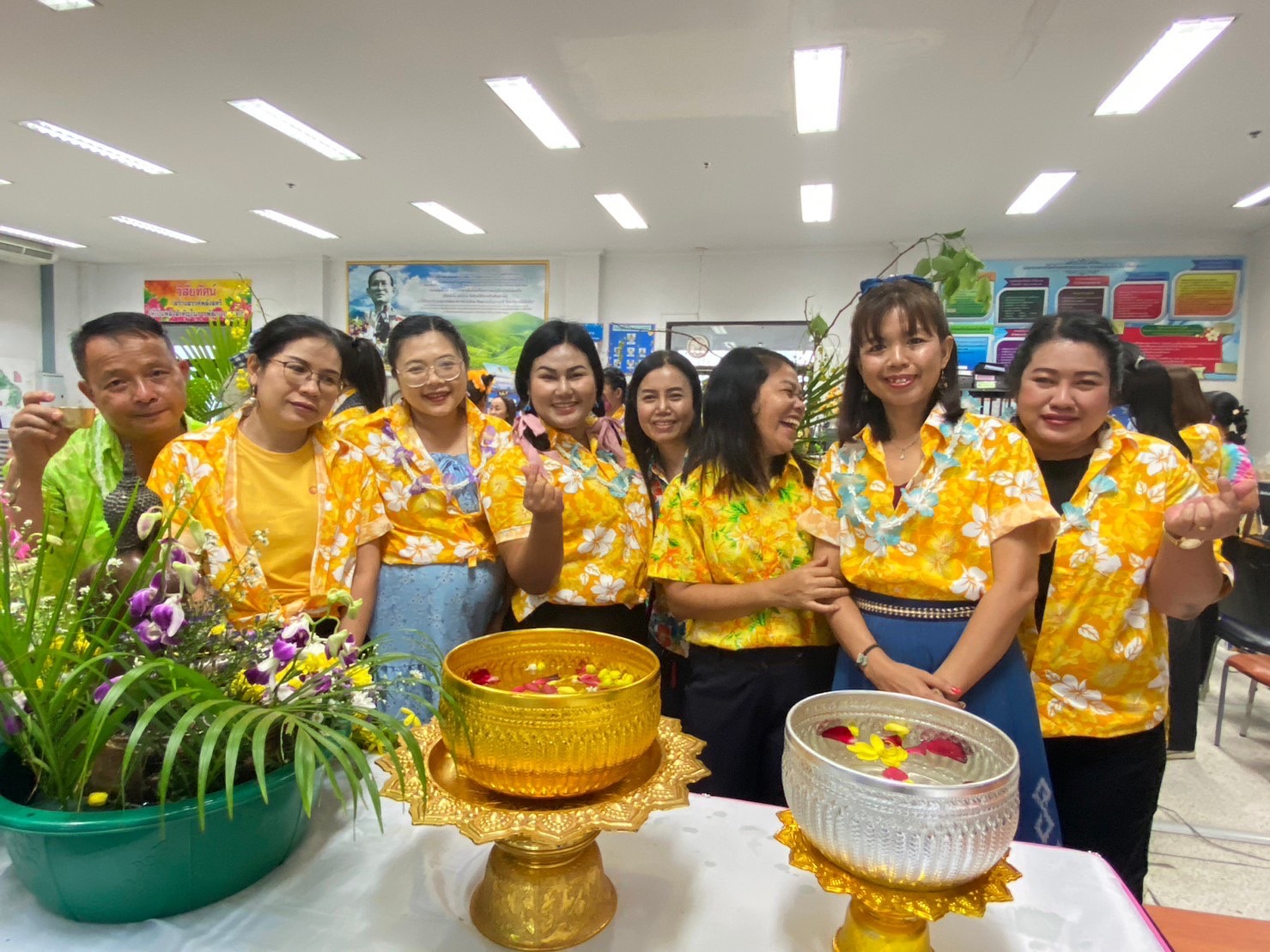 พช.นครพนม จัดกิจกรรม “รดน้ำดำหัวขอพรผู้อาวุโส เนื่องในเทศกาลสงกรานต์ ปี 2566” เพื่อเป็นสิริมงคลและสืบสานประเพณีวัฒนธรรมอันดีงาม