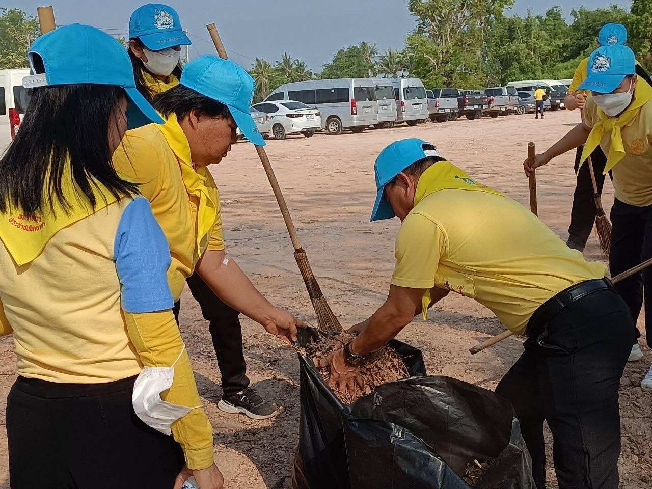 พช.นครพนม ร่วมกิจกรรมจิตอาสาพัฒนา เนื่องในวันคล้ายวันปฐมบรมราชาภิเษก พระบาทสมเด็จพระเจ้าอยู่หัว ประจำปี 2566