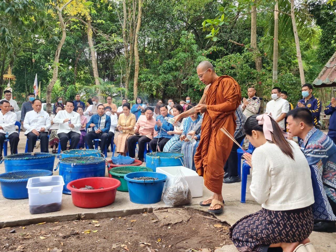 ปลัดกระทรวงมหาดไทย ทำบุญตักบาตร ถวายภัตตาหาร และประกอบพิธีถวายกุฏิขันติกโรอนุสรณ์ เสนาสนะที่พักอาศัย ของหลวงปู่อ่อนศรี ขันติกโร
