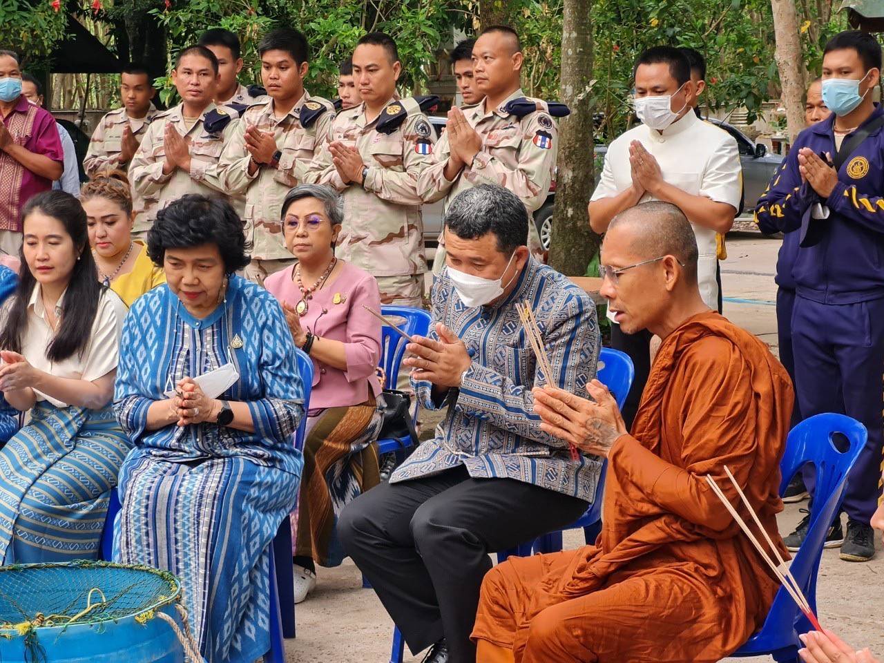 ปลัดกระทรวงมหาดไทย ทำบุญตักบาตร ถวายภัตตาหาร และประกอบพิธีถวายกุฏิขันติกโรอนุสรณ์ เสนาสนะที่พักอาศัย ของหลวงปู่อ่อนศรี ขันติกโร