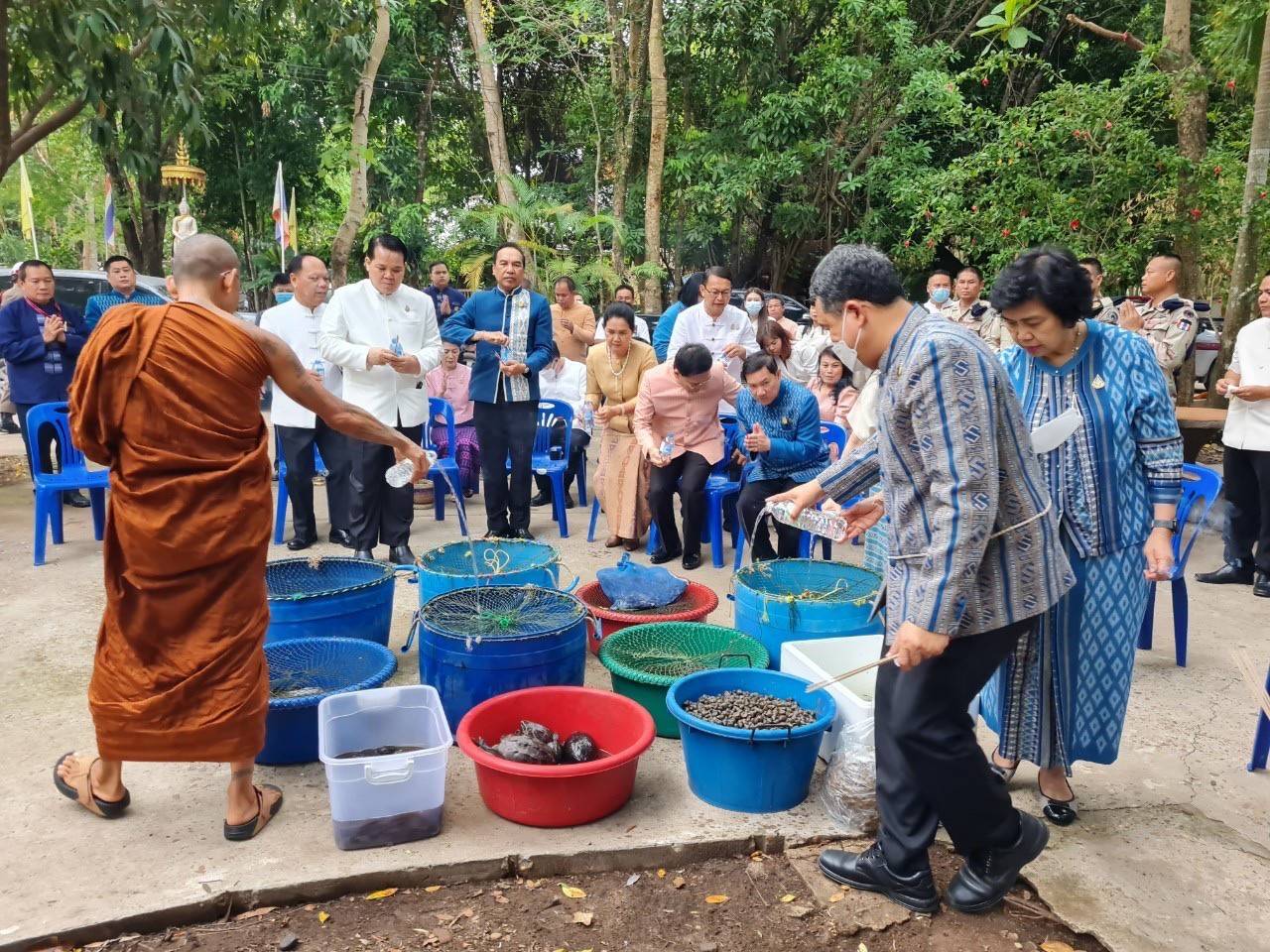 ปลัดกระทรวงมหาดไทย ทำบุญตักบาตร ถวายภัตตาหาร และประกอบพิธีถวายกุฏิขันติกโรอนุสรณ์ เสนาสนะที่พักอาศัย ของหลวงปู่อ่อนศรี ขันติกโร