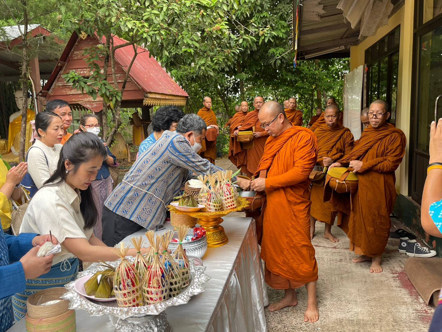 ปลัดกระทรวงมหาดไทย ทำบุญตักบาตร ถวายภัตตาหาร และประกอบพิธีถวายกุฏิขันติกโรอนุสรณ์ เสนาสนะที่พักอาศัย ของหลวงปู่อ่อนศรี ขันติกโร