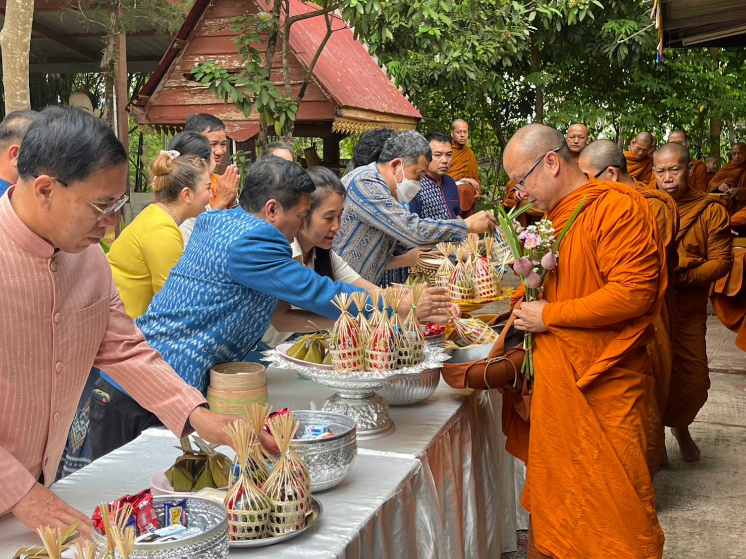 ปลัดกระทรวงมหาดไทย ทำบุญตักบาตร ถวายภัตตาหาร และประกอบพิธีถวายกุฏิขันติกโรอนุสรณ์ เสนาสนะที่พักอาศัย ของหลวงปู่อ่อนศรี ขันติกโร
